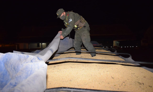 Contrabando de granos: detienen a tres gendarmes en una investigación por el cruce ilegal de camiones