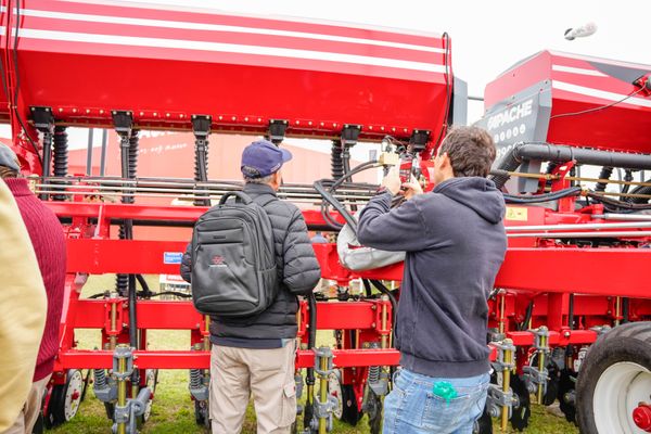 gente mirando expoagro 2025