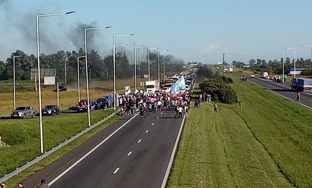 Piquete en autopista Rosario - Buenos Aires complica la llegada a Expoagro