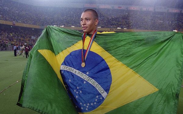 Gilberto Silva celebra o pentacampeonato da Seleção Brasileira na Copa do Mundo de 2002