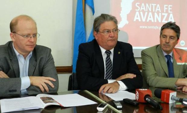 El secretario de Agricultura, el ministro de Producción y el secretario de Industria de la provincia.