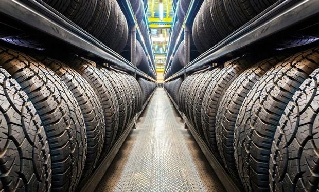 Neumáticos en Argentina: los tres principales fabricantes suspendieron sus operaciones y  se espera una reunión clave