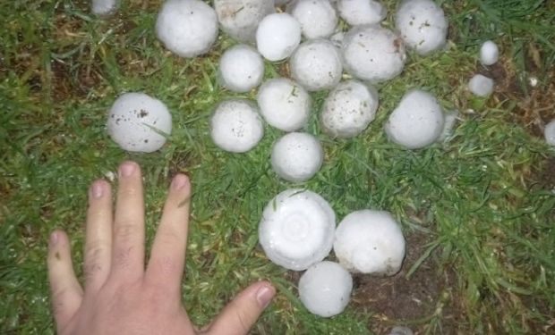 Piedras del tamaño de pelotas de tenis: las imágenes de la tormenta que azotó a Pergamino