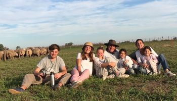 Arrancaron con 100 ovejas y ahora producen 1200 kilos de un exclusivo helado por mes: la fórmula de una familia apasionada por el campo