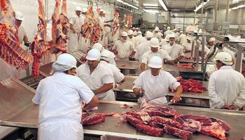 Los trabajadores de la carne buscan acordar una suba salarial mayor al 50 %