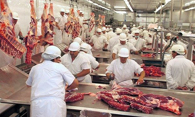 Los trabajadores de la carne buscan acordar una suba salarial mayor al 50 %