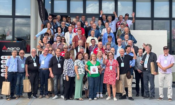 Grupo de ex-colaboradores da Massey Ferguson reunido em frente ao AGCO Experience Center durante o lançamento do livro Legendári