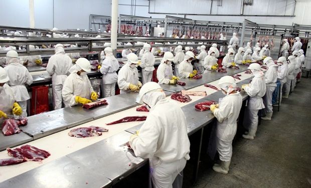 El gremio de trabajadores de la carne amenaza con denunciar a los frigoríficos que no cubran la guadería de sus hijos