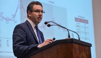 Las medidas del Gobierno "deberían aminorar la presión sobre el mercado cambiario"