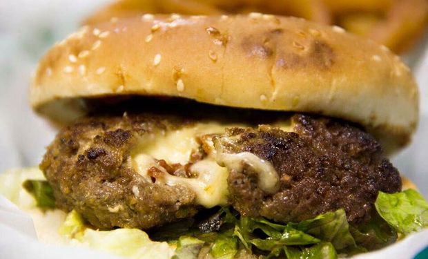 Actualmente cuenta con un volumen de producción aproximado entre las 5 – 10 mil hamburguesas al mes.