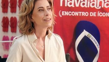 Campanha da Havaianas gera reação da direita após fala de Fernanda Torres