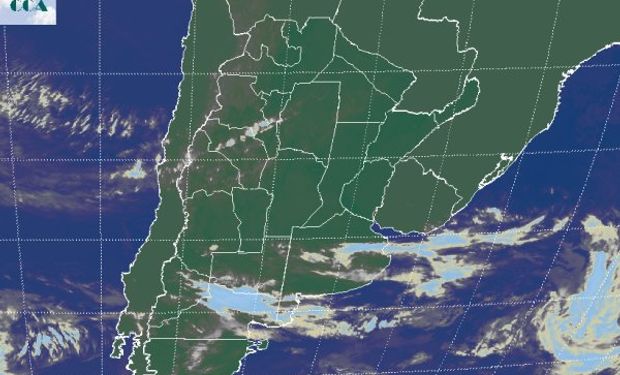 En la foto satelital, se aprecia un frente frío desorganizado con nubes que viajan hacia el este sobre el norte de la Patagonia.