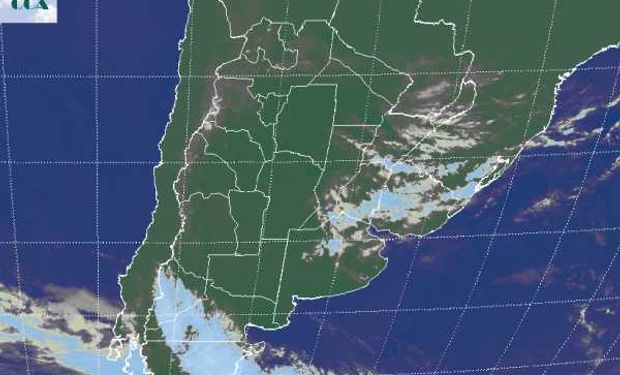 En la foto satelital, se aprecia un vasto despliegue de nubosidad desde el sur de Paraguay hasta el noreste de BA.