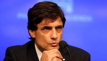Dólar: cómo se levanta el cepo según Hernán Lacunza