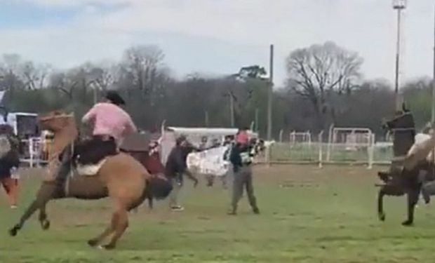 A los rebencazos: el video de los jinetes que se enfrentaron con proteccionistas en San Miguel