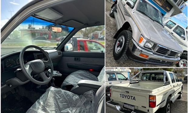 ¿No las vende? Guardó tres Hilux 0km del 2001 que tienen hasta los plásticos protectores