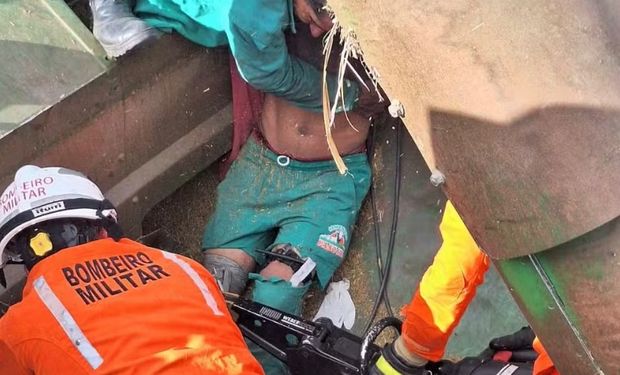 Bombeiros resgatam homem preso pelos pés em eixo de colheitadeira na Bahia