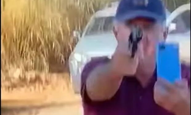 Cosechaba maíz: un productor grabó el momento en el que recibe un disparo en una disputa de tierras
