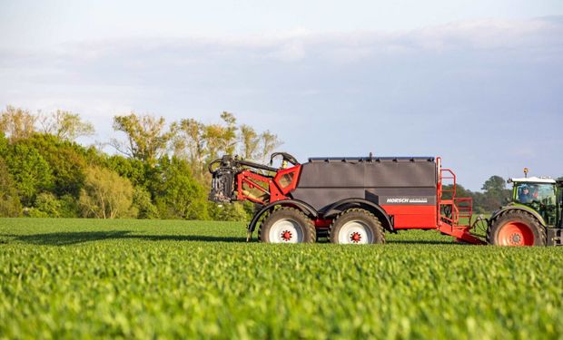 O Horsch Leeb Xeric 14FS tem 48 metros de largura para espalhamento de fertilizantes e outros insumos e 14 mil litros de capacidade.