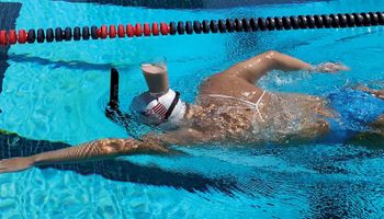 Video: la atleta olímpica que nada con un vaso de leche en la cabeza sin volcar una gota