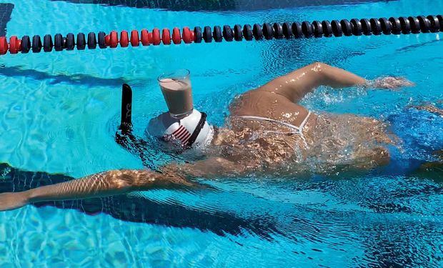 Juegos Olímpicos de Tokio: Katie Ledecky, la atleta olímpica que nada con un vaso de leche en la cabeza sin volcar una gota
