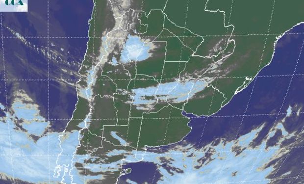 En el recorte de imagen satelital, se destaca el tránsito de una perturbación por la franja central del país.