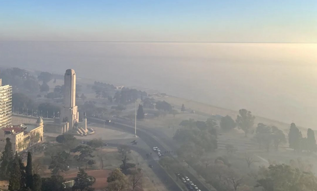 Humo de las islas en Rosario: recomiendan usar barbijo y explotaron las críticas contra Cabandié