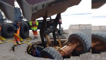 Video: el suelo se tragó a una retroexcavadora en el puerto de Rosario