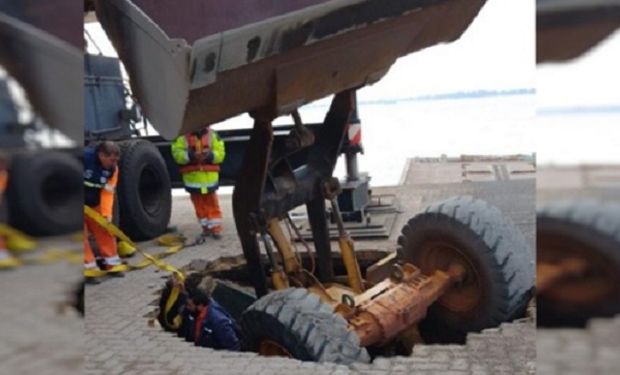 Video: el suelo se tragó a una retroexcavadora en el puerto de Rosario