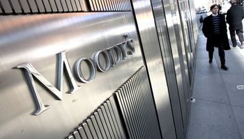 Moody's bajó la nota de la deuda argentina por caída de reservas