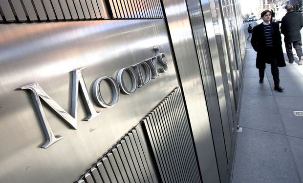 Moody's bajó la nota de la deuda argentina por caída de reservas