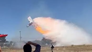 El dramático video del momento en que una avioneta que combatía un incendio forestal se estrella en una ruta