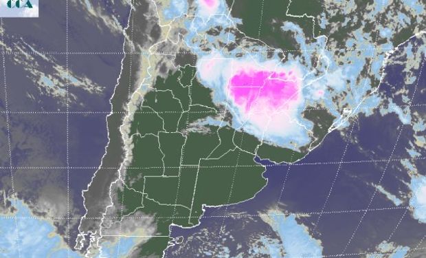 La foto satelital permite apreciar claramente el desplazamiento, lento, hacia el noreste del país.