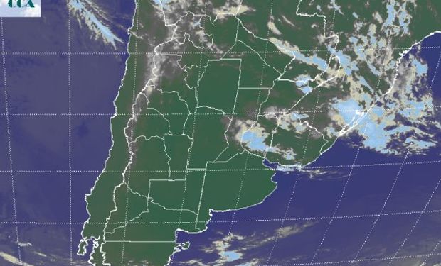En la imagen satelital se observa la concentración de la nubosidad sobre el sur entrerriano, con despliegue ya marginal de las mismas hacia el noreste de CB y predominio de cielos despejados en el resto del área productiva de la región pampeana.