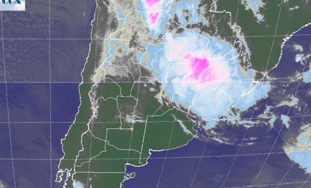 En la foto satelital se aprecian nubes de muy complejo desarrollo sobre la provincia central del litoral, las cuales se extienden con menos peligro de generar tiempo severo sobre el resto del NEA.