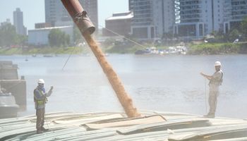 Trigo récord: la carga de 5000 toneladas en el puerto de Santa Fe que ahorra un 15% de la logística a productores