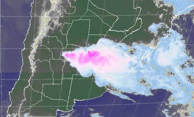 En la foto satelital, se puede apreciar que la nubosidad de gran desarrollo vertical se despliega en toda el área de cobertura, casi con el mismo potencial pluvial sobre toda la zona.