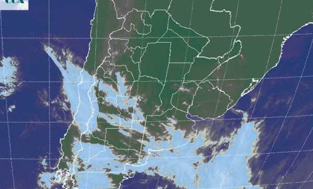 La foto satelital presenta coberturas nubosas variables, más homogéneas hacia el sur sudeste de Buenos Aires y en el norte de La Pampa, con cielos parcialmente nublados en el resto de la región.
