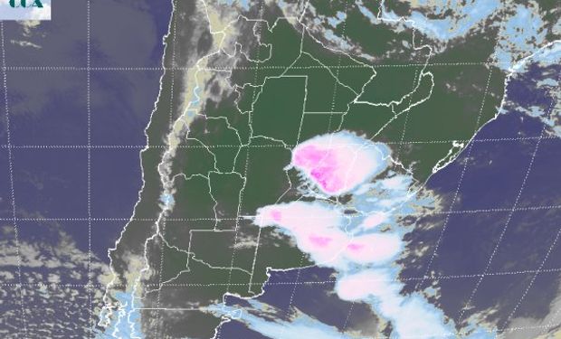 En la foto satelital se puede ver con claridad el encadenamiento de celdas de tormenta alineadas sobre la superficie frontal desde el noroeste de Buenos Aires hacia las zonas costeras.
