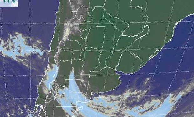 La foto satelital muestra el tránsito de una perturbación que toma el norte de la Patagonia pero que en principio sólo en forma marginal afectaría la región pampeana con aumento de la nubosidad.
