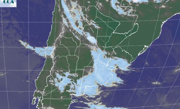 La banda nubosa que se observa sobre el este deviene de las coberturas que durante la noche de ayer y la madrugada de hoy cubrían gran parte de la franja mediterránea.