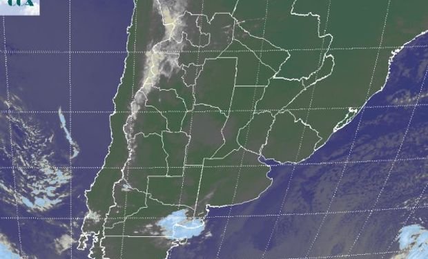 La foto satelital apenas permite distinguir las nubes bajas que cubren parte de CB, el centro oeste de SF, áreas de la Mesopotamia y en forma más dispersa las provincias de BA y LP.