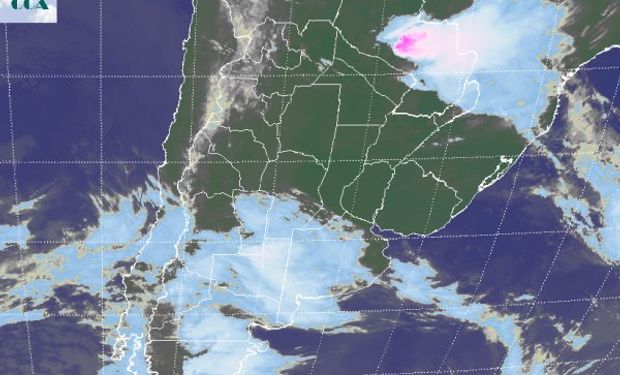 La foto satelital presenta un vasto despliegue de nubosidad avanzando desde el norte de la Patagonia.