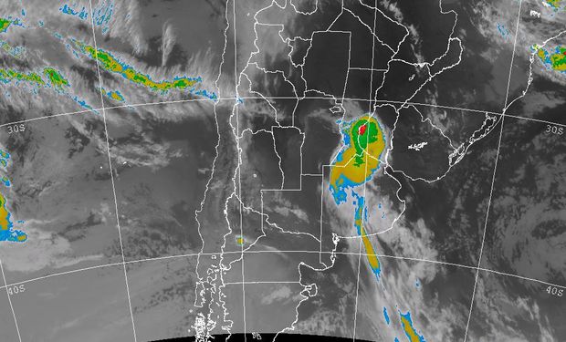 La foto satelital muestra una franja de nubosidad que desde el sur de SF se proyecta angostándose hacia el sur de BA, sobre el partido de Tres Arroyos.