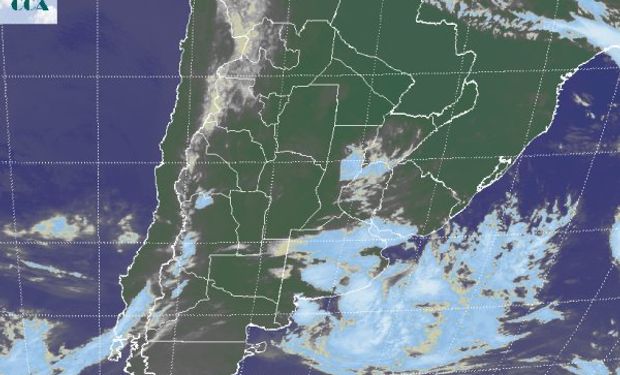 La foto satelital presenta el avance de la nubosidad sobre la provincia de BA, pero la perturbación que la genera, lleva su principal carga hacia el océano.