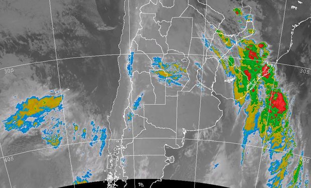 La foto satelital permite apreciar el corrimiento del sistema frontal hacia el este, afectando actualmente el NEA. Imagen: SMN