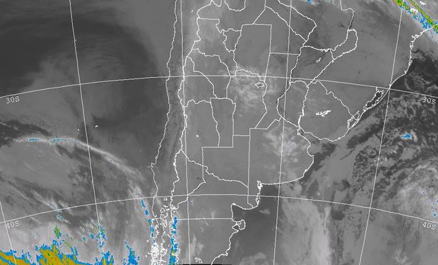 Se aprecia el tránsito de algunas nubes, que en forma de frente avanzan hacia el noreste.