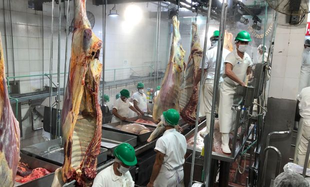 Trabajadores de la carne alcanzaron un aumento del 8 % escalonado hasta febrero, además de una suma fija
