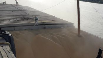 Se concretó el primer embarque de maíz con destino a Uruguay desde el puerto de Santa Fe