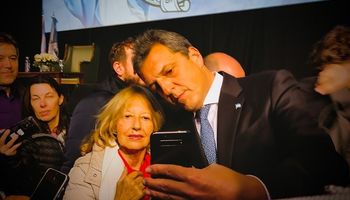 Massa, en modo intruso: gritos, promesas y chicanas en la vuelta de un precandidato peronista a La Rural